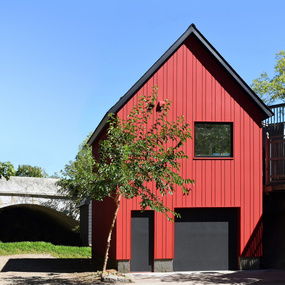 Cette photo montre une façade de maison rouge tendance avec un toit à deux pans.