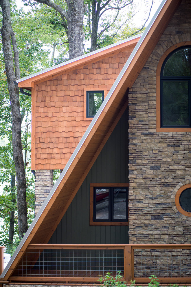 Idéer för ett mellanstort rustikt grönt hus, med två våningar och tak i metall