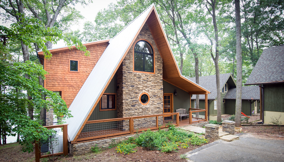 Idéer för att renovera ett mellanstort rustikt grönt hus, med två våningar, blandad fasad, pulpettak och tak i metall