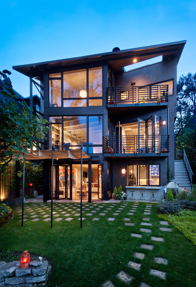 Idée de décoration pour une grande façade de maison grise design à deux étages et plus.