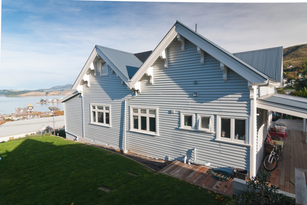 Стильный дизайн: одноэтажный, деревянный, синий частный загородный дом среднего размера в классическом стиле с двускатной крышей и металлической крышей - последний тренд
