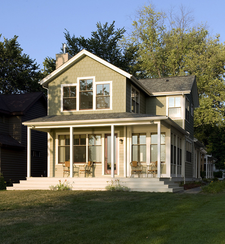 Свежая идея для дизайна: маленький, двухэтажный, деревянный, зеленый дом в классическом стиле с двускатной крышей для на участке и в саду - отличное фото интерьера