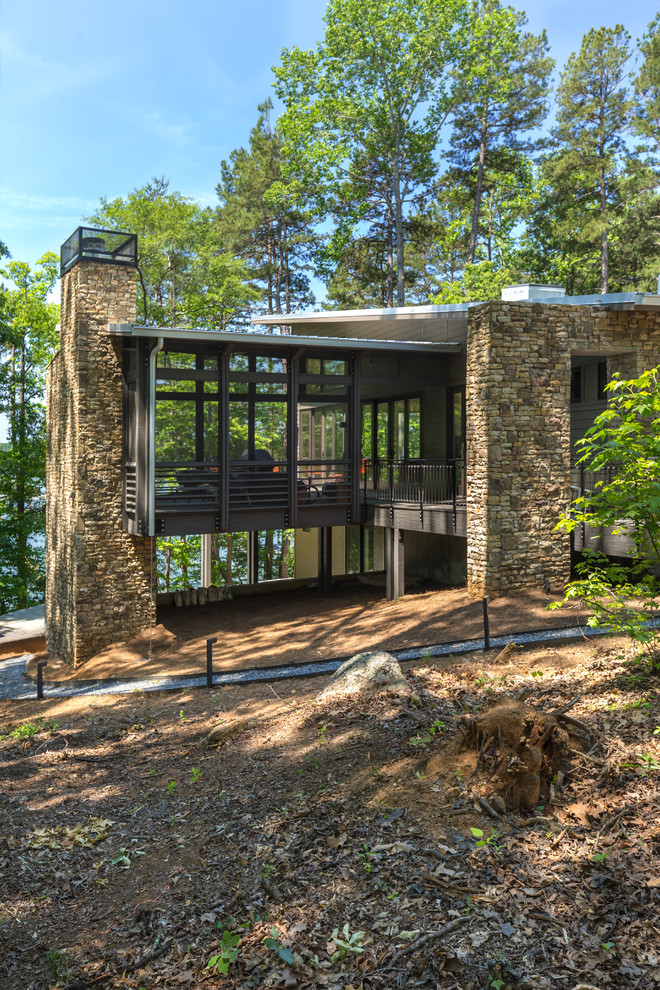 Mittelgroßes, Zweistöckiges Modernes Haus mit Steinfassade, brauner Fassadenfarbe und Flachdach in Atlanta