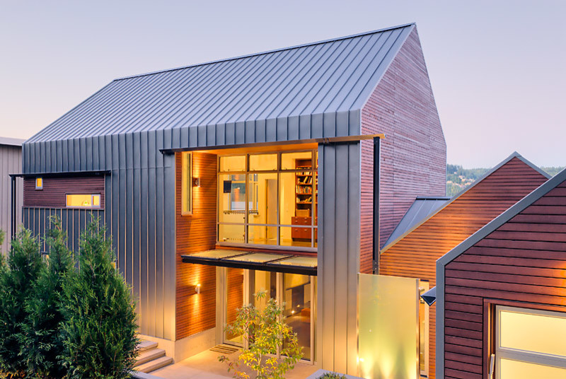 Inspiration pour une grande façade de maison multicolore design à un étage avec un revêtement mixte et un toit à deux pans.