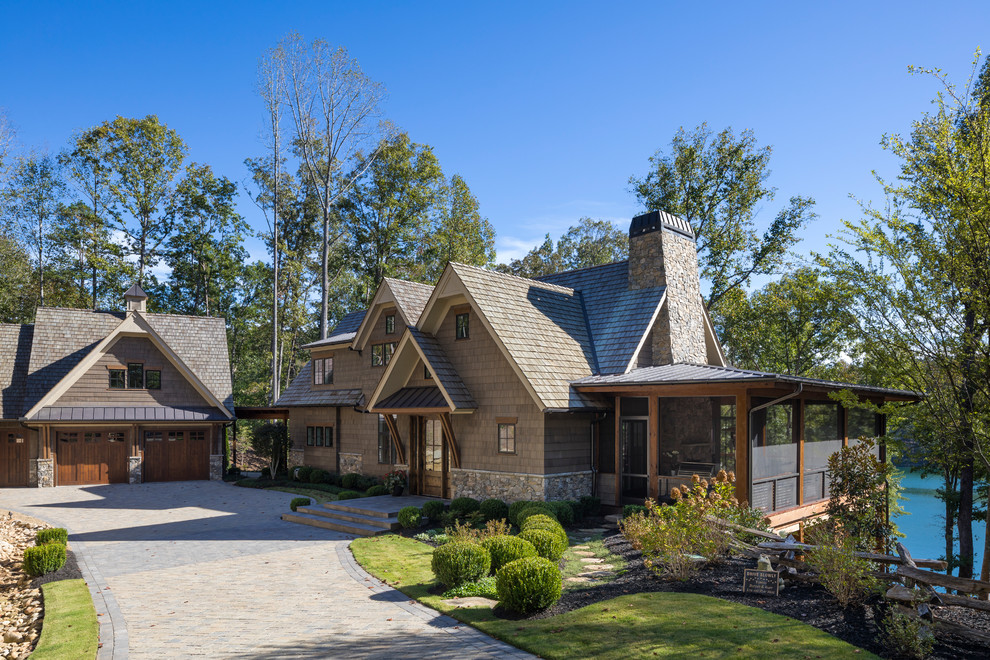 Idées déco pour une grande façade de maison marron montagne en bois à un étage avec un toit à deux pans et un toit en shingle.