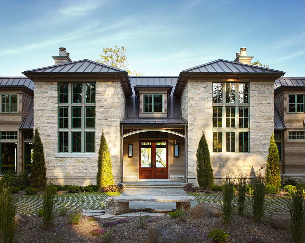 Esempio della facciata di una casa contemporanea con rivestimento in pietra