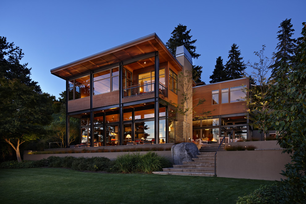 Ispirazione per la facciata di una casa moderna con rivestimento in legno e abbinamento di colori