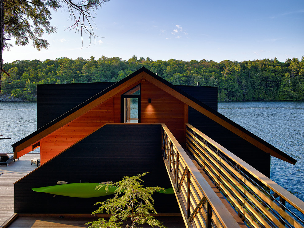 Стильный дизайн: двухэтажный, деревянный, черный дом среднего размера в стиле рустика - последний тренд