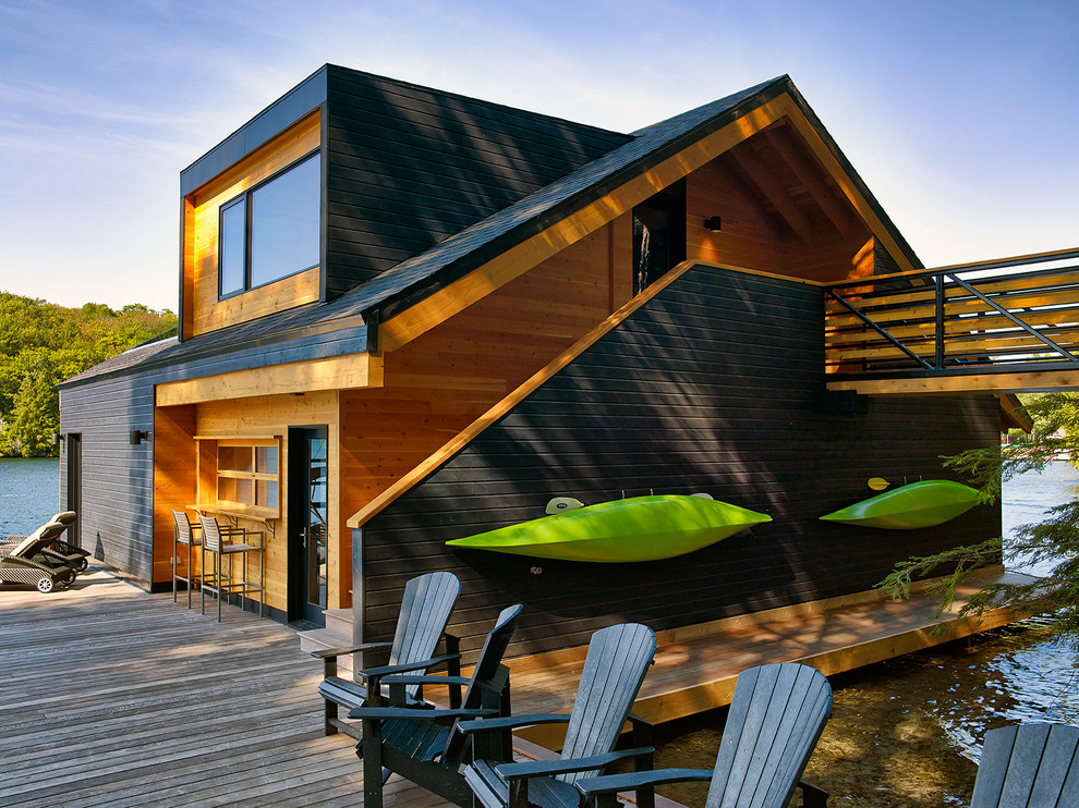 Mittelgroße, Zweistöckige Rustikale Holzfassade Haus mit schwarzer Fassadenfarbe in Toronto