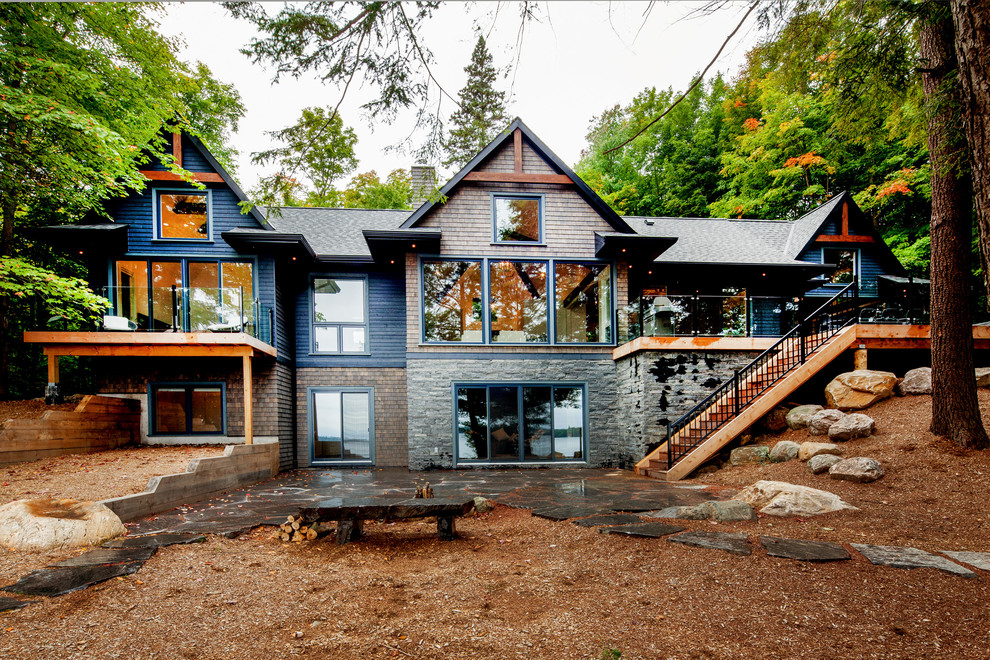 Diseño de fachada gris clásica de tamaño medio a niveles con revestimiento de piedra y tejado a dos aguas
