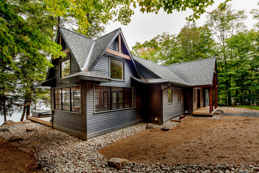 Пример оригинального дизайна: серый дом среднего размера в классическом стиле с разными уровнями и двускатной крышей