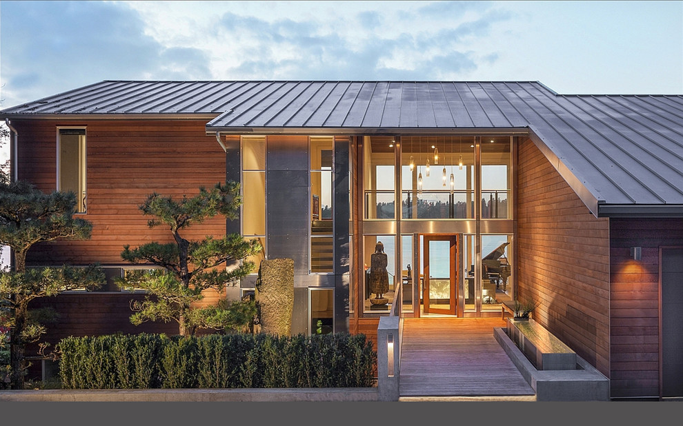 Идея дизайна: большой, двухэтажный, деревянный, коричневый дом в японском стиле в современном стиле