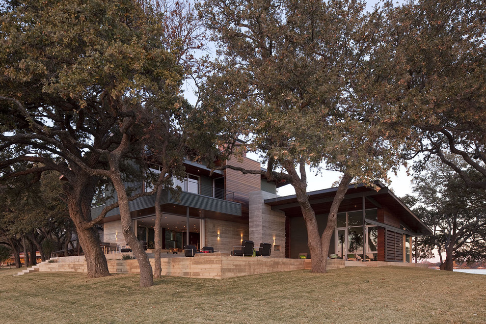 Großes, Zweistöckiges Modernes Haus mit bunter Fassadenfarbe, Flachdach und Mix-Fassade in Austin