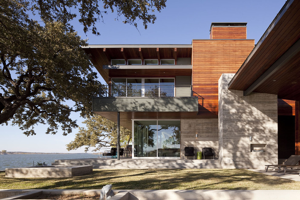 Großes, Zweistöckiges Modernes Haus mit Metallfassade, bunter Fassadenfarbe und Flachdach in Austin