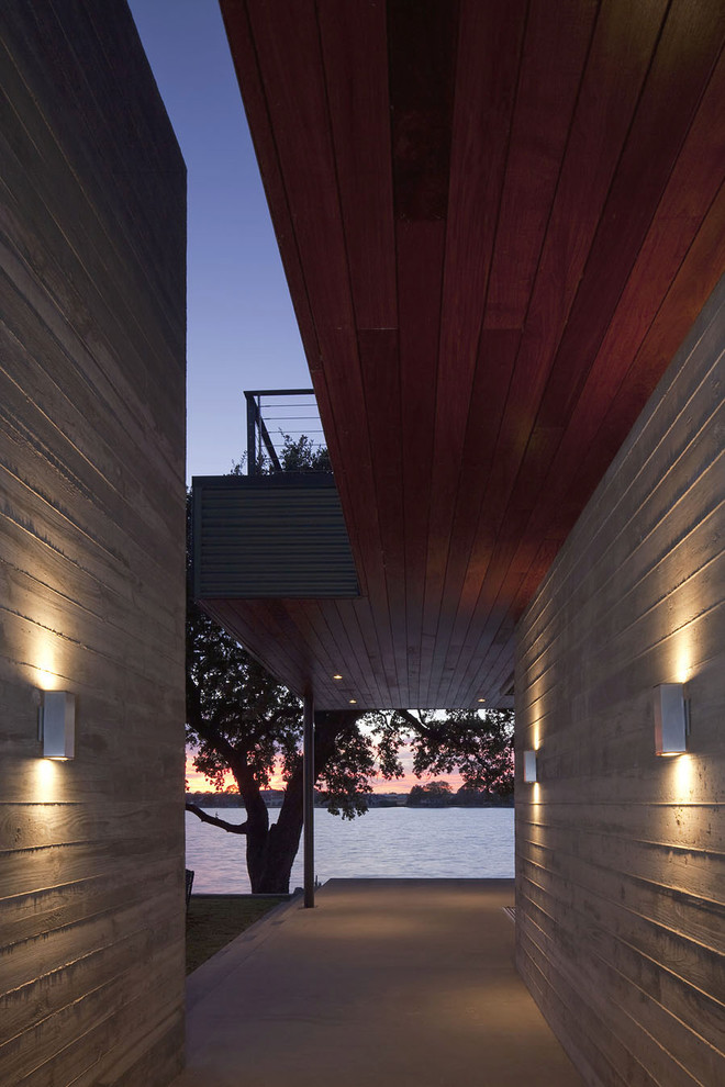 Großes, Zweistöckiges Modernes Haus mit Metallfassade, bunter Fassadenfarbe und Flachdach in Austin