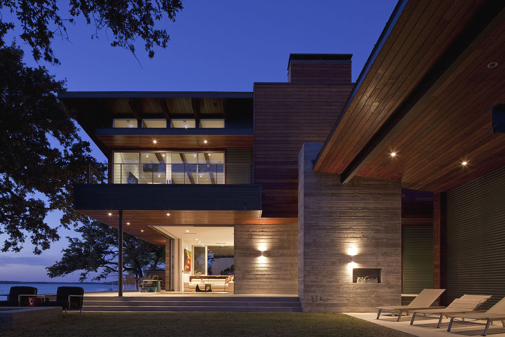 Ispirazione per la facciata di una casa grande multicolore contemporanea a due piani con rivestimento in metallo e tetto piano