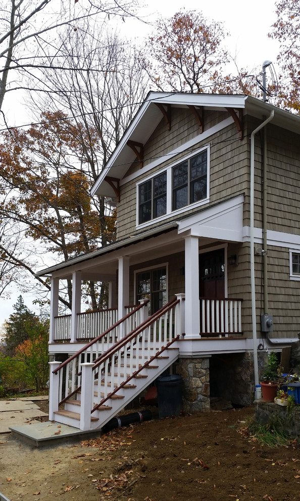 Diseño de fachada de casa beige de estilo americano grande de dos plantas con revestimiento de madera, tejado a dos aguas y tejado de teja de madera