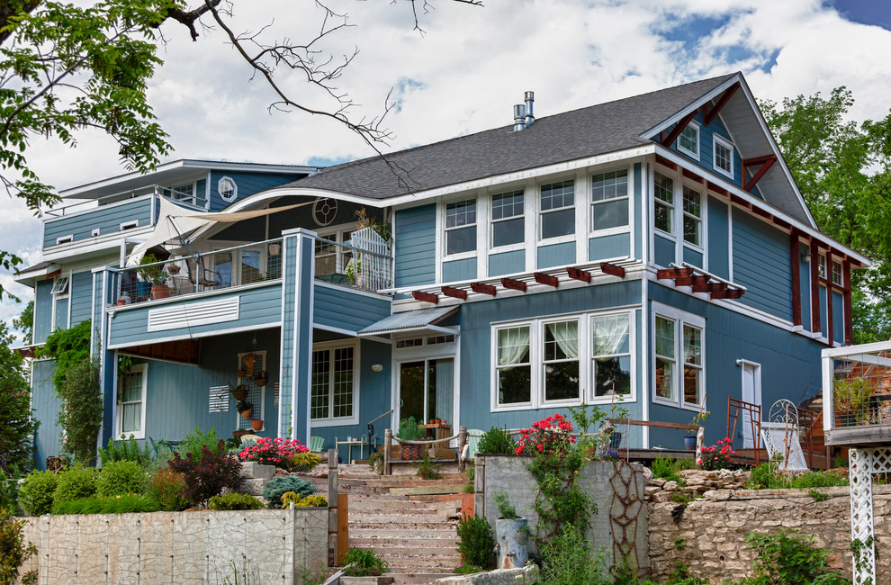 Zweistöckiges Maritimes Haus mit blauer Fassadenfarbe in Kansas City