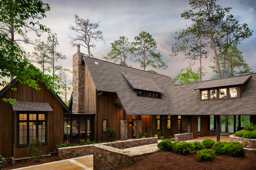 Ejemplo de fachada de casa marrón tradicional renovada grande con revestimientos combinados, tejado a dos aguas y tejado de teja de madera