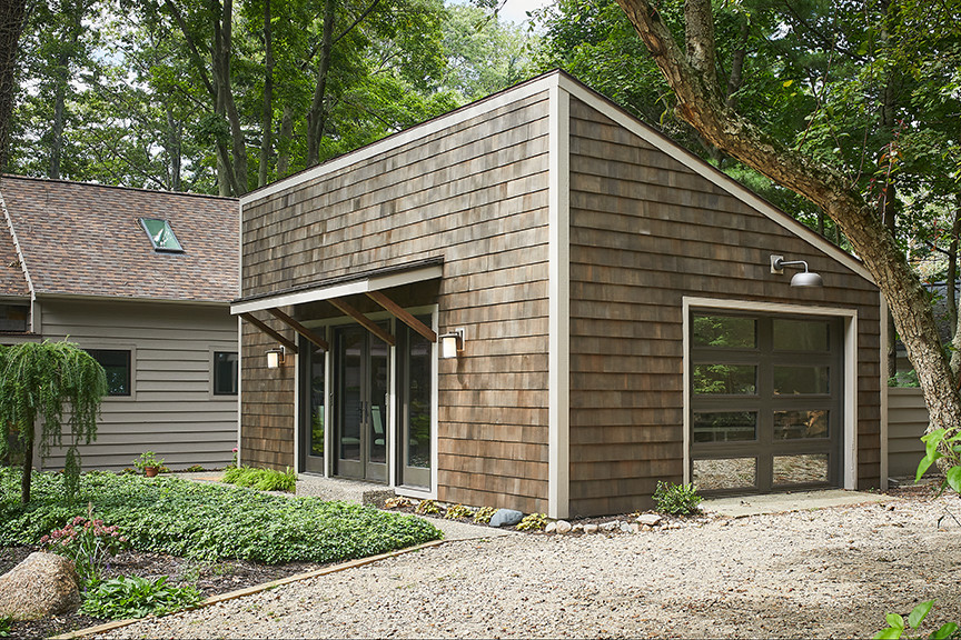 Foto de fachada de casa marrón y marrón minimalista con revestimientos combinados y tejado de teja de madera