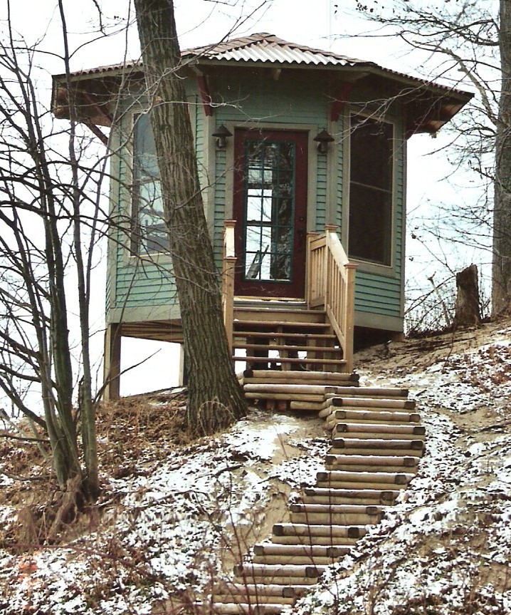 Идея дизайна: маленький, деревянный, зеленый дом в стиле фьюжн с вальмовой крышей для на участке и в саду