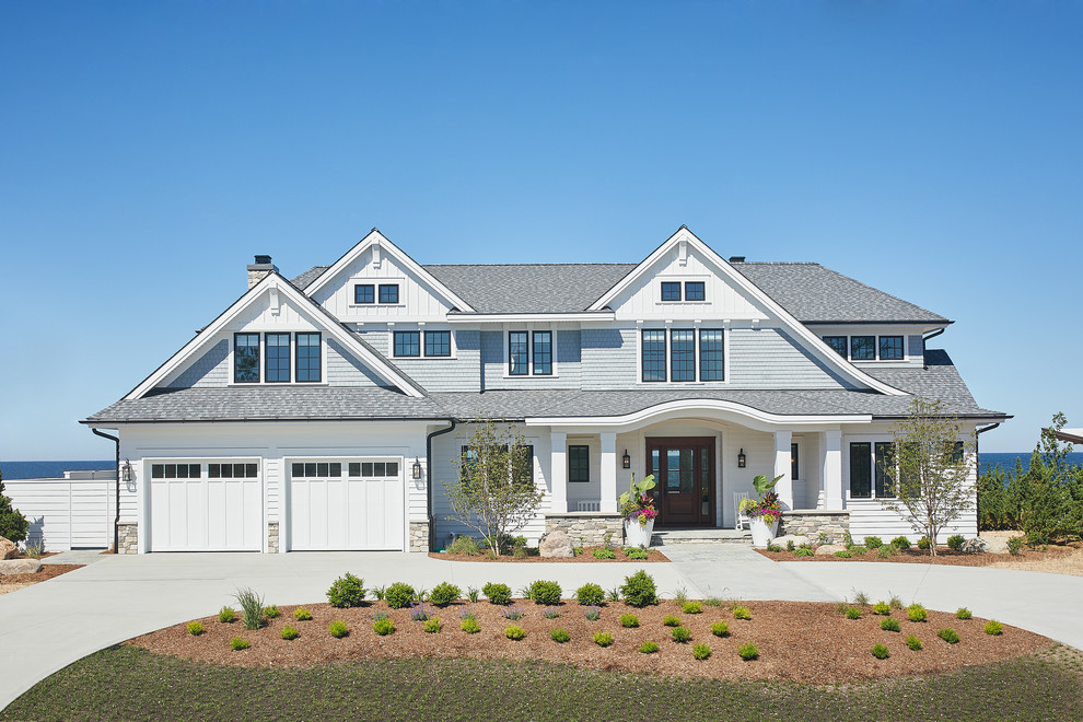 Пример оригинального дизайна: трехэтажный, серый частный загородный дом в морском стиле с комбинированной облицовкой, двускатной крышей и крышей из гибкой черепицы