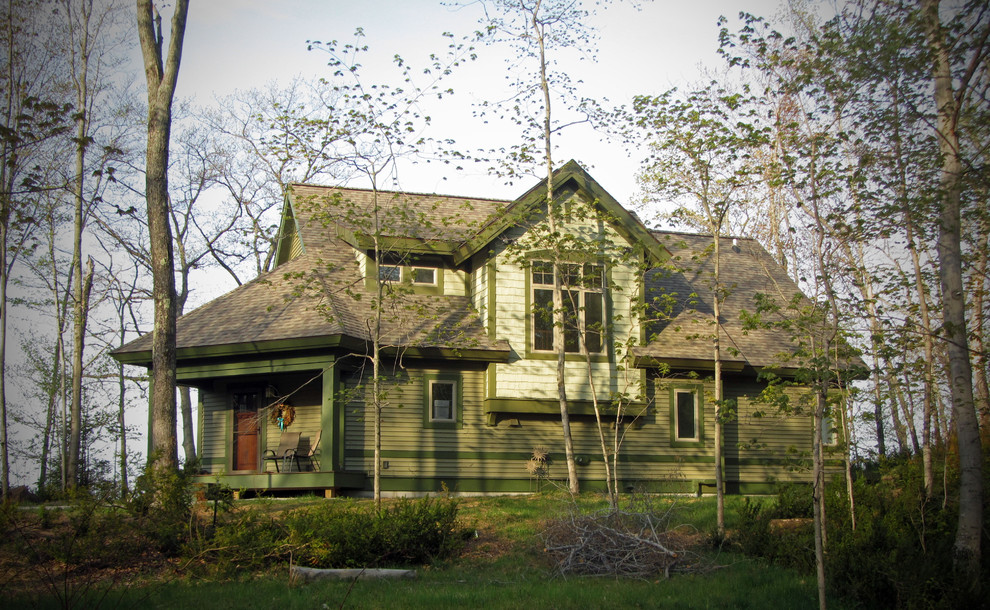 Imagen de fachada verde de estilo americano pequeña de dos plantas con revestimiento de vinilo y tejado a dos aguas
