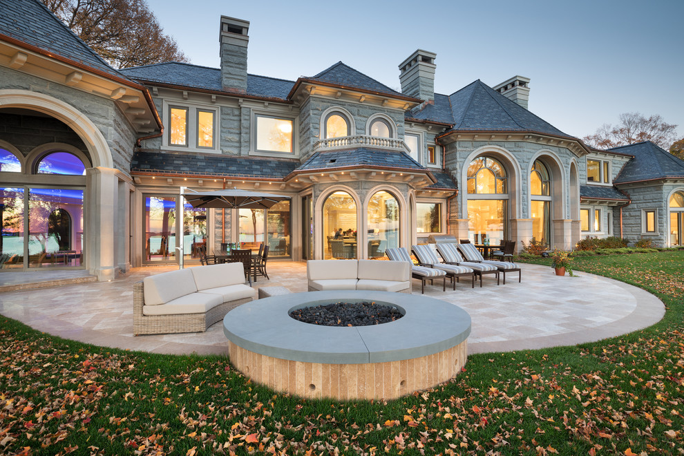 Свежая идея для дизайна: огромный, двухэтажный, серый дом в классическом стиле с облицовкой из камня и вальмовой крышей - отличное фото интерьера