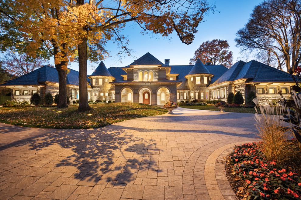 Geräumiges, Zweistöckiges Klassisches Haus mit Steinfassade, grauer Fassadenfarbe und Walmdach in Minneapolis