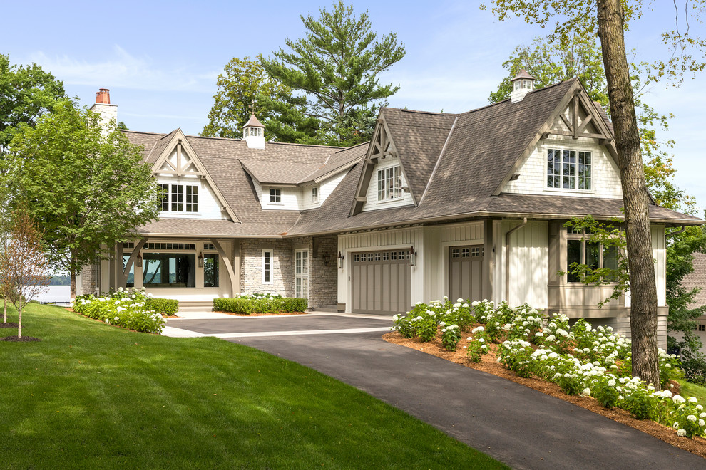Zweistöckiges Landhaus Einfamilienhaus mit Mix-Fassade, brauner Fassadenfarbe, Satteldach und Schindeldach in Minneapolis