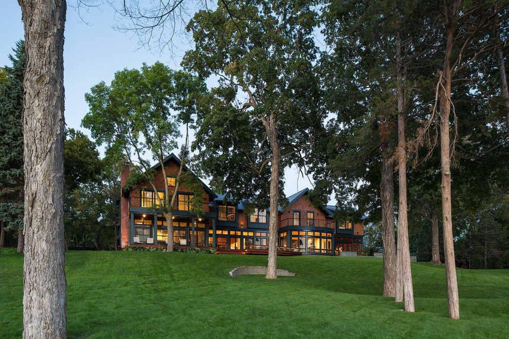 Imagen de fachada de casa marrón de estilo americano extra grande de dos plantas con revestimiento de madera, tejado a dos aguas y tejado de varios materiales