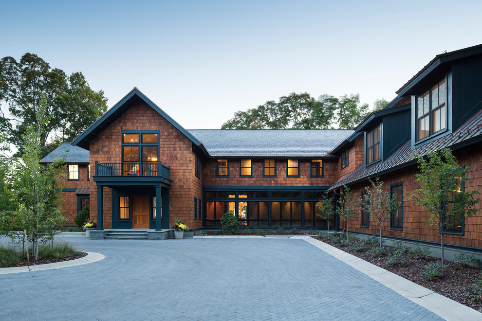 Ejemplo de fachada de casa marrón de estilo americano extra grande de dos plantas con revestimiento de madera, tejado a dos aguas y tejado de varios materiales