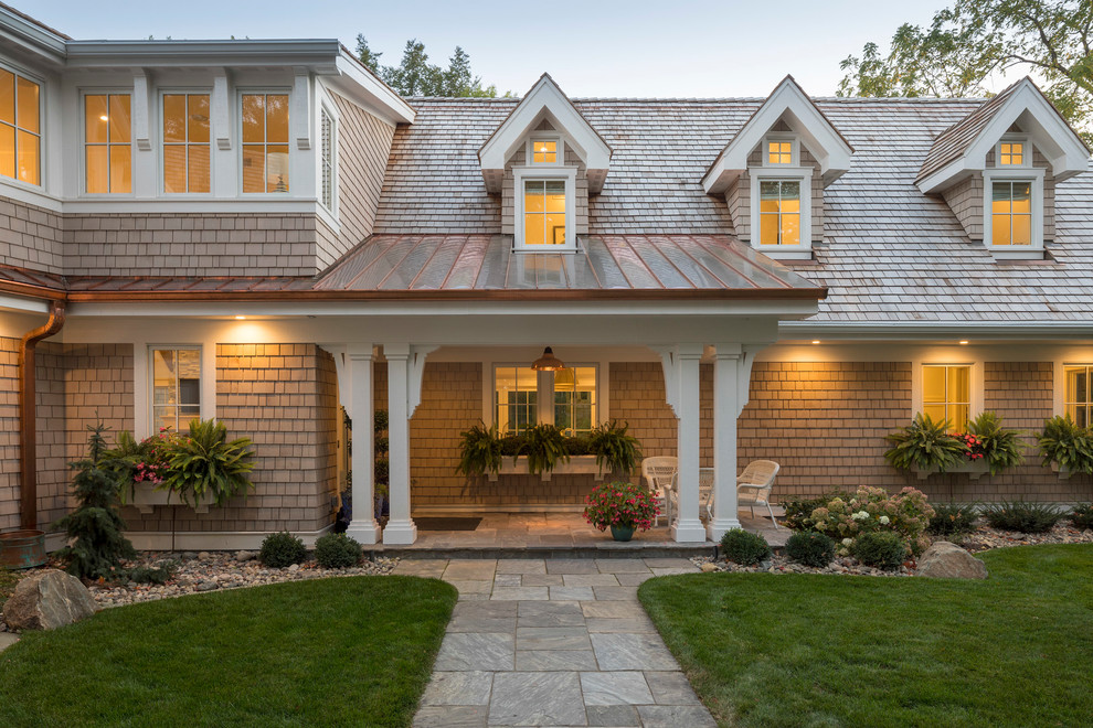 Ejemplo de fachada de casa beige marinera de tamaño medio de dos plantas con revestimiento de madera, tejado a dos aguas y tejado de teja de madera