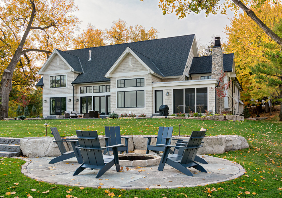 Zweistöckiges Klassisches Haus mit beiger Fassadenfarbe, Satteldach, Schindeldach, schwarzem Dach und Schindeln in Minneapolis