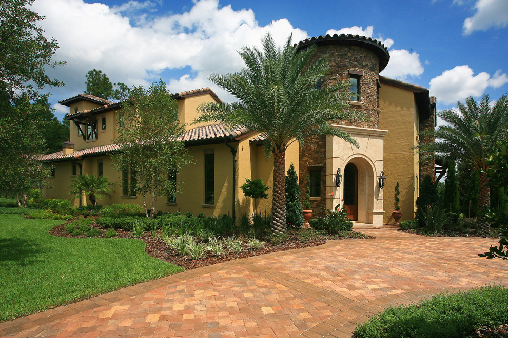 Zweistöckiges Mediterranes Haus in Orlando