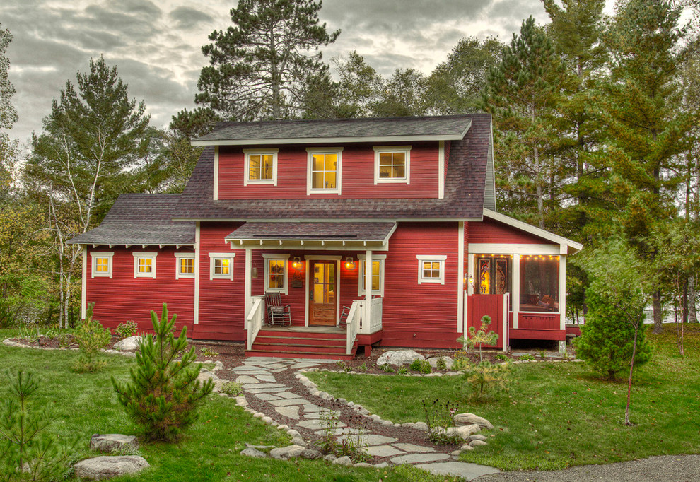 Ejemplo de fachada de casa roja nórdica de tamaño medio de dos plantas con revestimiento de vinilo, tejado a dos aguas y tejado de teja de madera