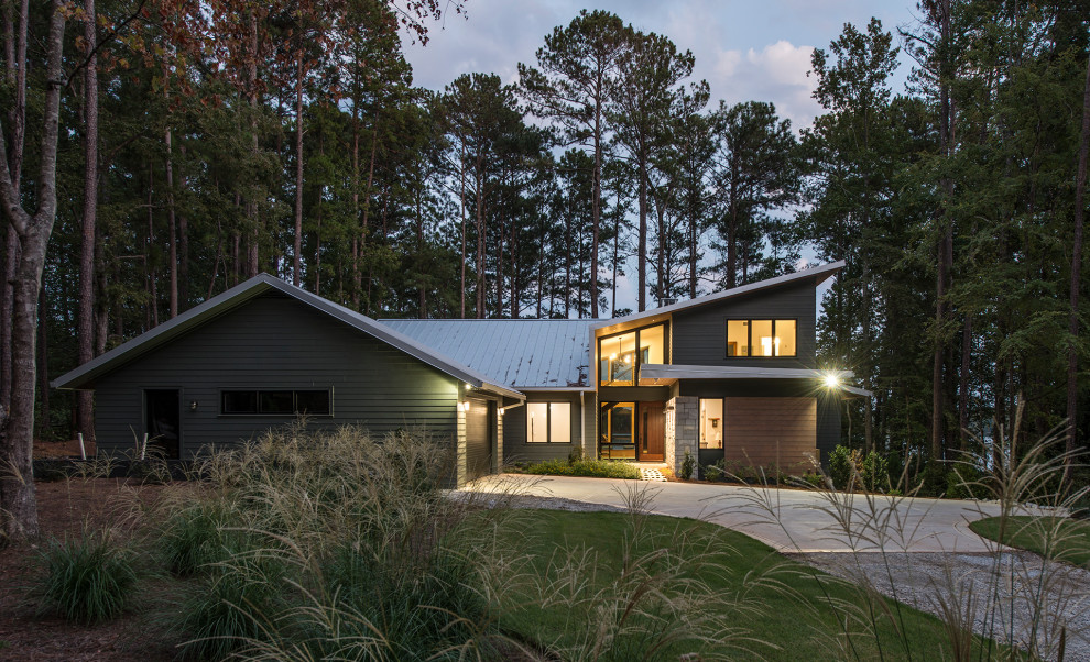 Idées déco pour une façade de maison verte moderne de taille moyenne et à un étage avec un revêtement mixte et un toit en métal.