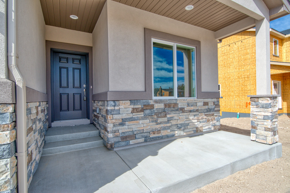 Kleines, Einstöckiges Rustikales Einfamilienhaus mit Putzfassade, grauer Fassadenfarbe, Satteldach und Schindeldach in Denver