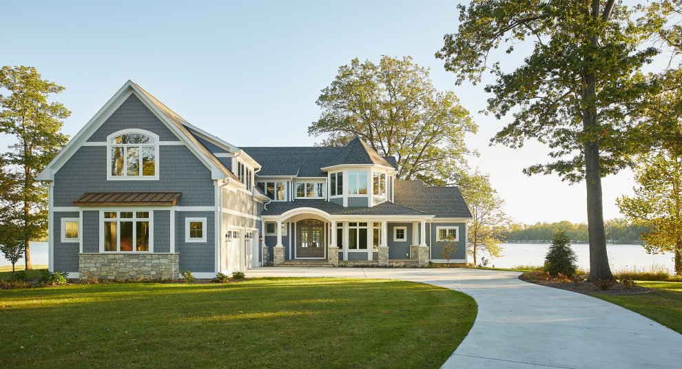 Imagen de fachada de casa gris y gris costera de tamaño medio de dos plantas con tejado de teja de madera, tejado a dos aguas y teja