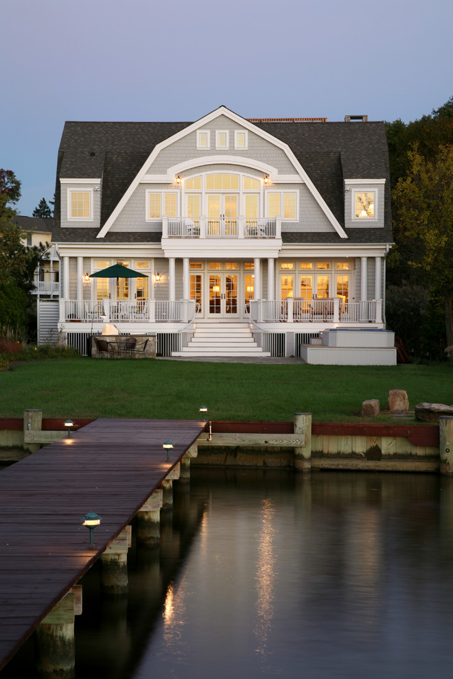 Стильный дизайн: серый дом среднего размера в классическом стиле с мансардной крышей - последний тренд