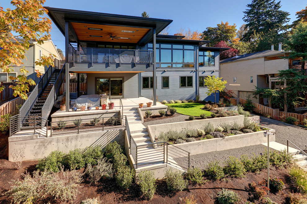 Großes, Zweistöckiges Modernes Einfamilienhaus mit Mix-Fassade, grauer Fassadenfarbe, Flachdach und Blechdach in Portland