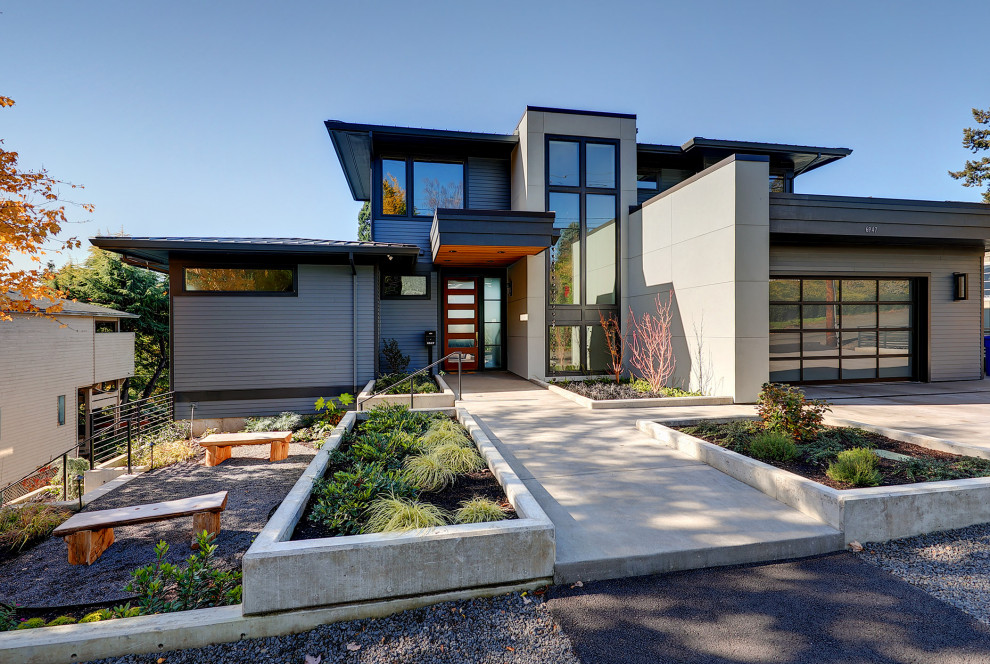 Стильный дизайн: большой, двухэтажный, серый частный загородный дом в современном стиле с комбинированной облицовкой, плоской крышей и металлической крышей - последний тренд