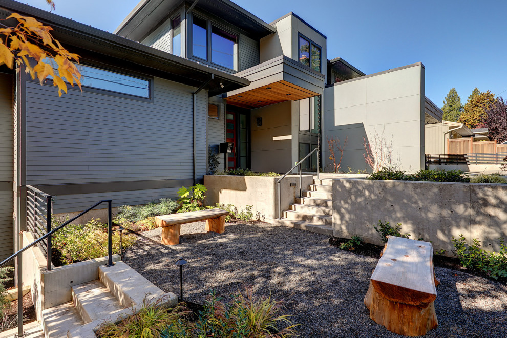 Идея дизайна: большой, двухэтажный, серый частный загородный дом в современном стиле с комбинированной облицовкой, плоской крышей и металлической крышей