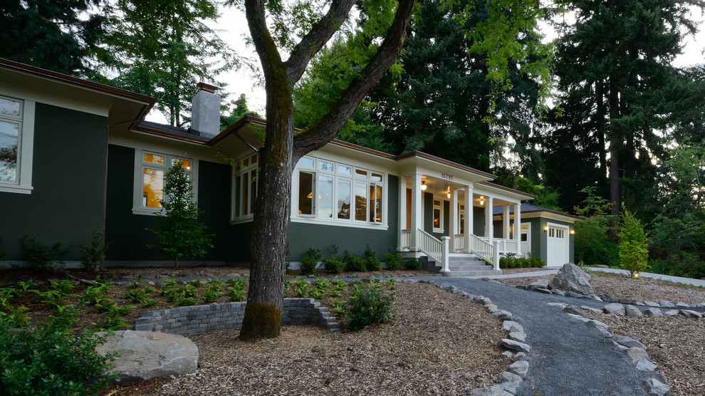 Mittelgroßes, Einstöckiges Uriges Haus mit Putzfassade und grüner Fassadenfarbe in Portland