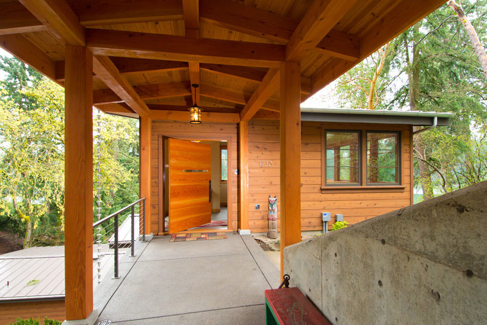 Ispirazione per la facciata di una casa eclettica a due piani con rivestimento in legno