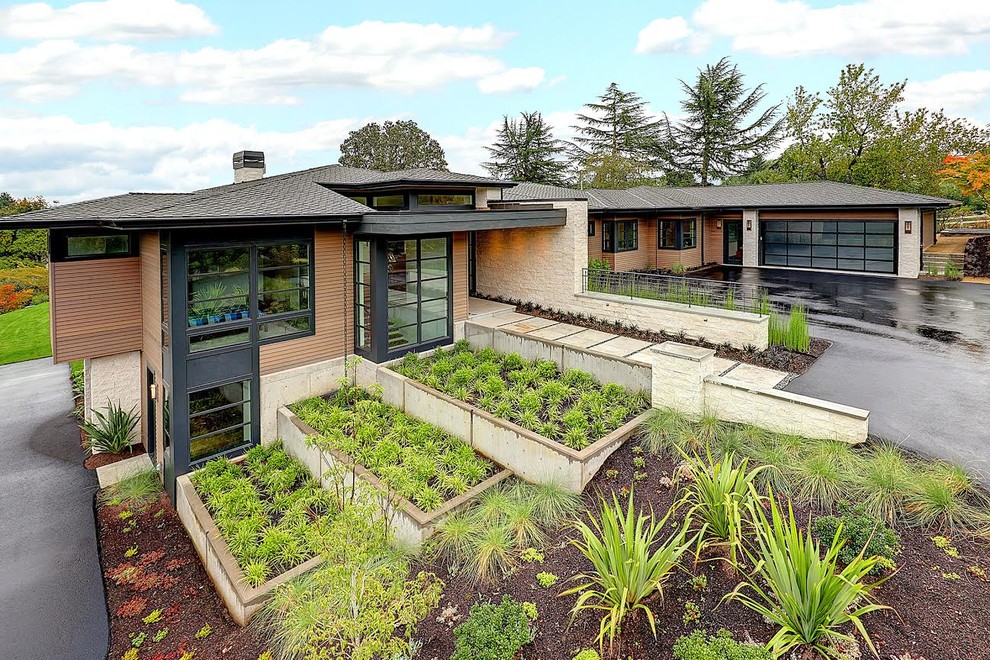 Réalisation d'une grande façade de maison multicolore design à un étage avec un revêtement mixte, un toit plat et un toit végétal.
