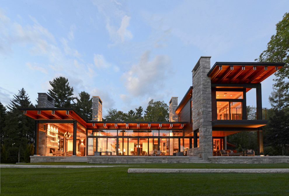 Aménagement d'une façade de maison contemporaine en verre à un étage avec un toit en appentis.