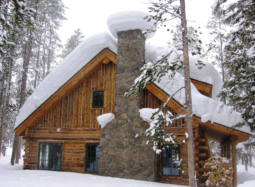 Aménagement d'une façade de maison montagne en bois de taille moyenne et à un étage avec un toit en appentis.