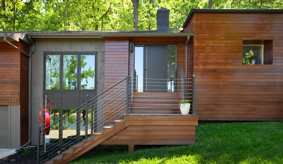 Diseño de fachada de casa marrón actual de tamaño medio de dos plantas con revestimiento de madera