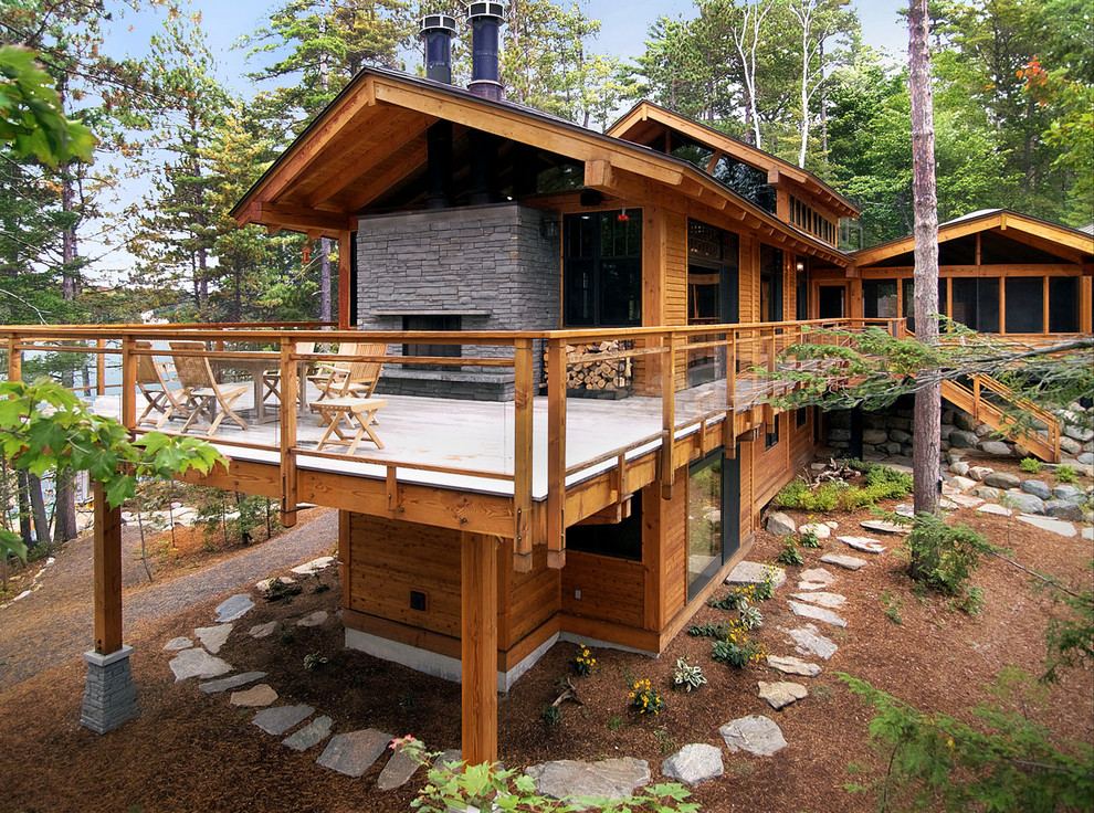 Свежая идея для дизайна: двухэтажный, деревянный дом в стиле рустика с двускатной крышей - отличное фото интерьера